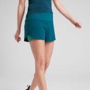 Athleta running free 2n1 short, Size small